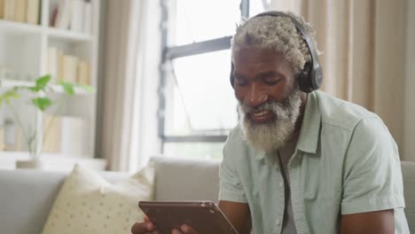 Video-De-Un-Anciano-Afroamericano-Usando-Tableta-Y-Auriculares