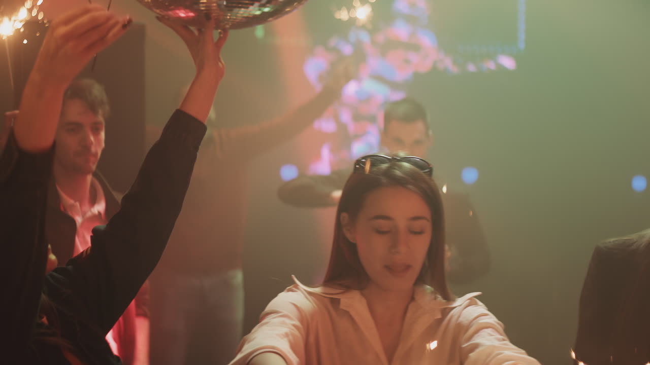 fiesta en un club nocturno con chispas