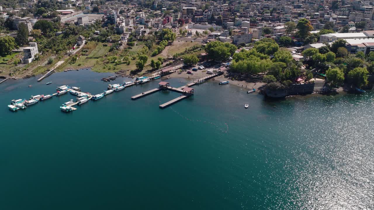 Santiago La Laguna Guatemala’daki rıhtım ve teknelerin havadan görünümü