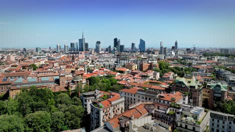 Flyng-from-Milan-new-Skyline-to-La-scala-Theater,-sunny-day