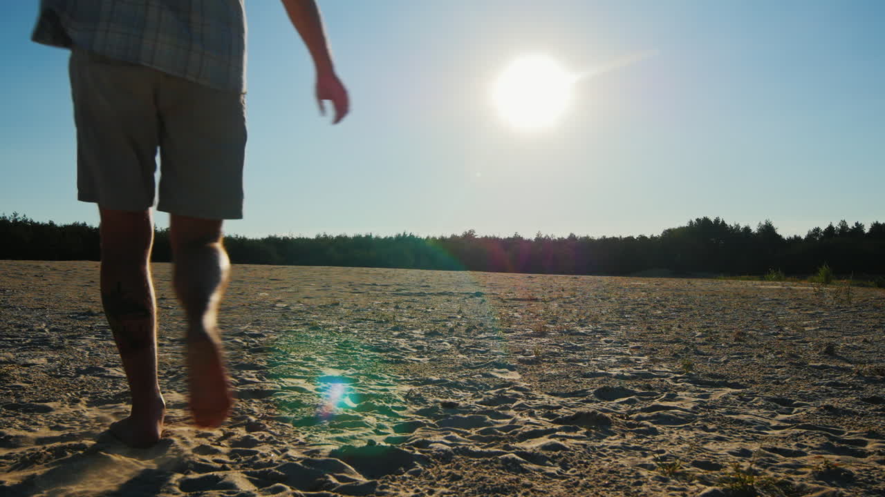 젊은 아버지는 자녀와 아내를 위해 연을 날립니다.