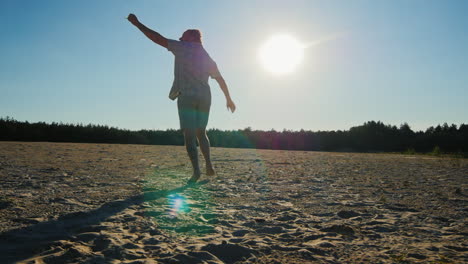 el joven padre corre la cometa para él corriendo a sus hijos y esposa