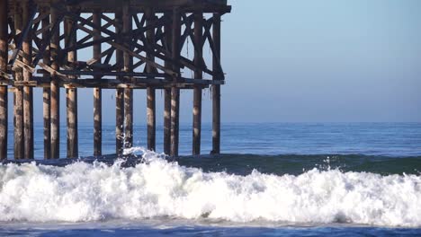 surfeando en el océano pacífico en san diego, california