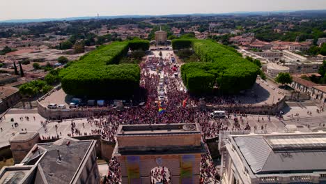 Vista-Aérea-De-La-Marcha-Del-Orgullo-Gay-De-Montpellier,-Francia.