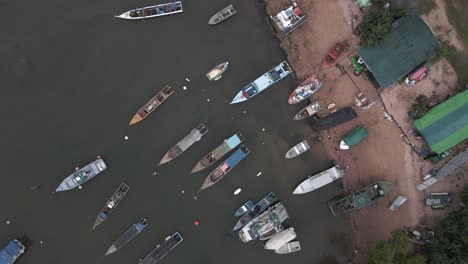 海景,海岸線和岸上的船隻 - 從空中向下