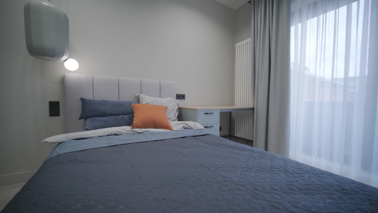 современный роскошный интерьер спальни дизайн и декорация. мастер кровать королевского размера.