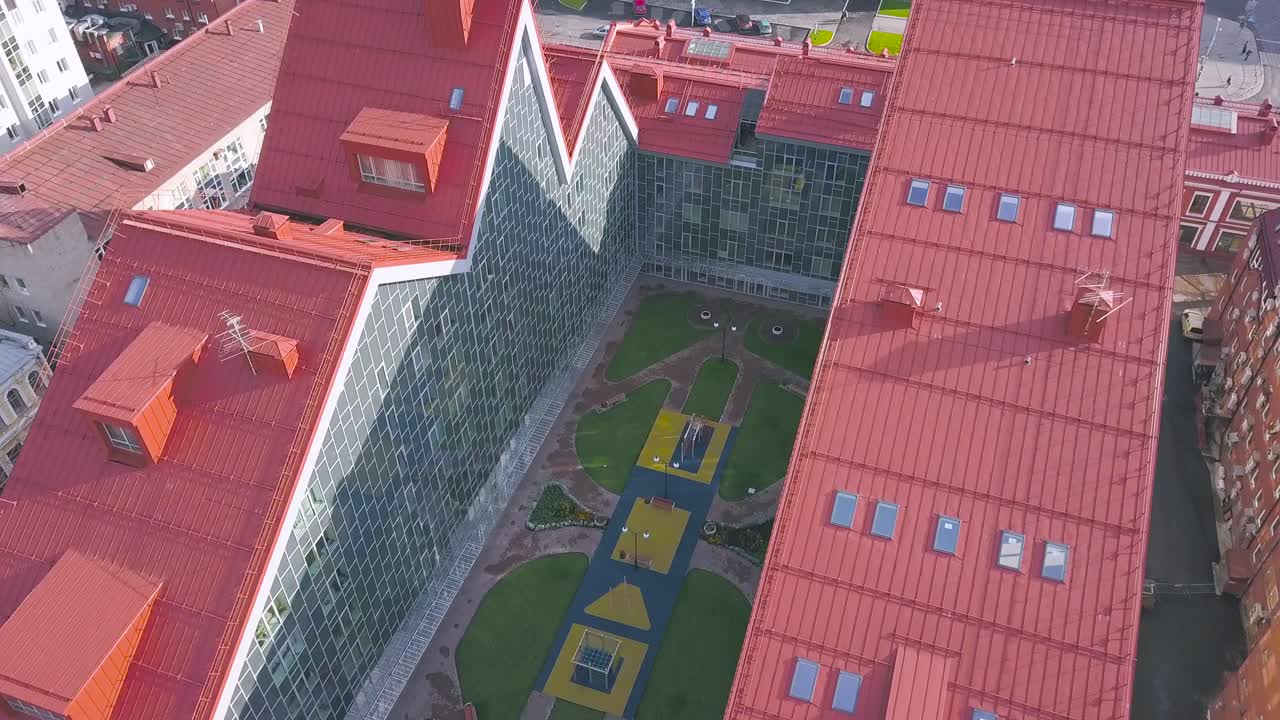 vista aérea de un edificio moderno con patio en una ciudad