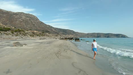 Frau,-Die-Am-Strand-Entlang-Geht,-Kedrodasos,-Griechenland