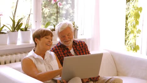 Älteres-Paar-Laptop-Im-Wohnzimmer