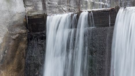 fotografía en primer plano del agua que fluye sobre una cascada, lapso de tiempo
