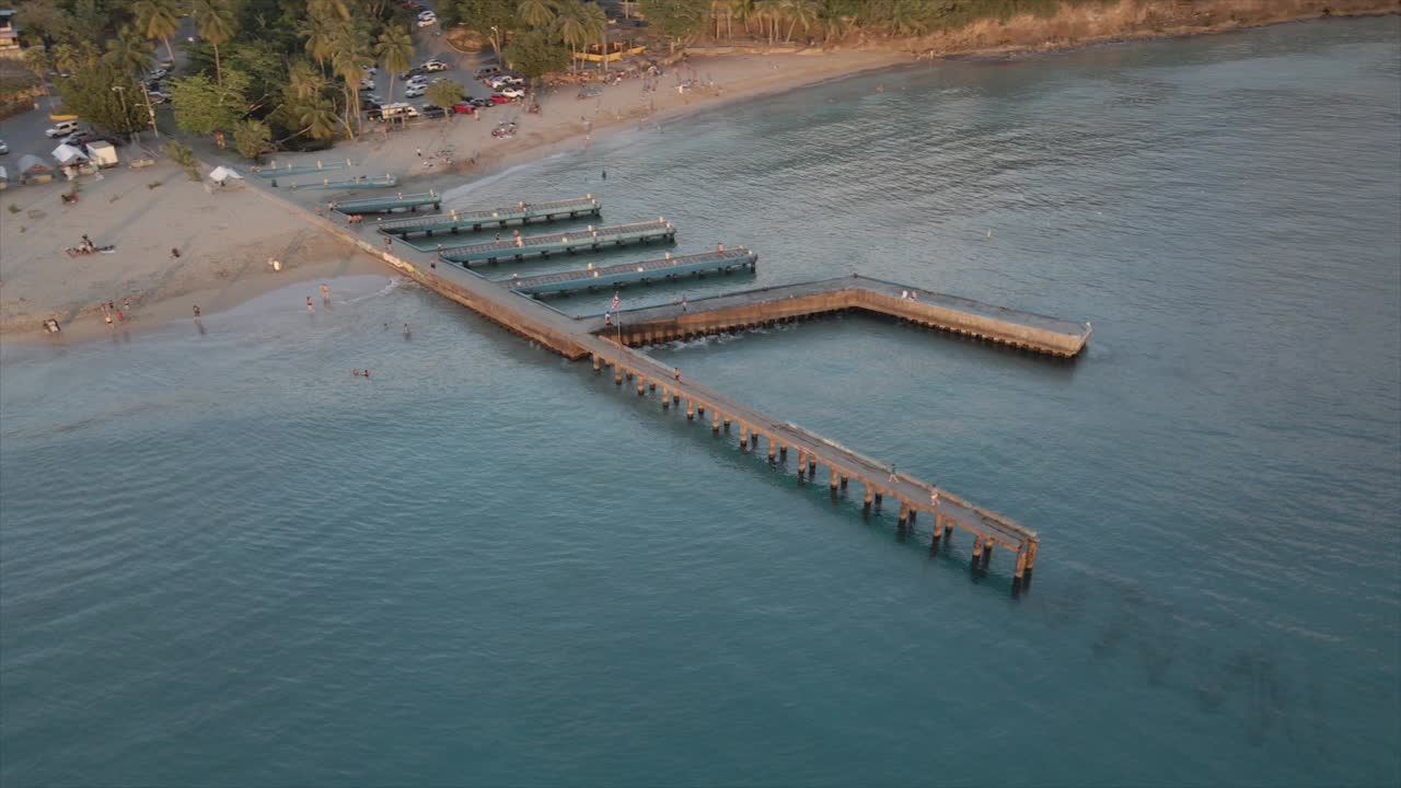 Viaggiatori che si godono la vacanza su una spiaggia sabbiosa in riva al mare