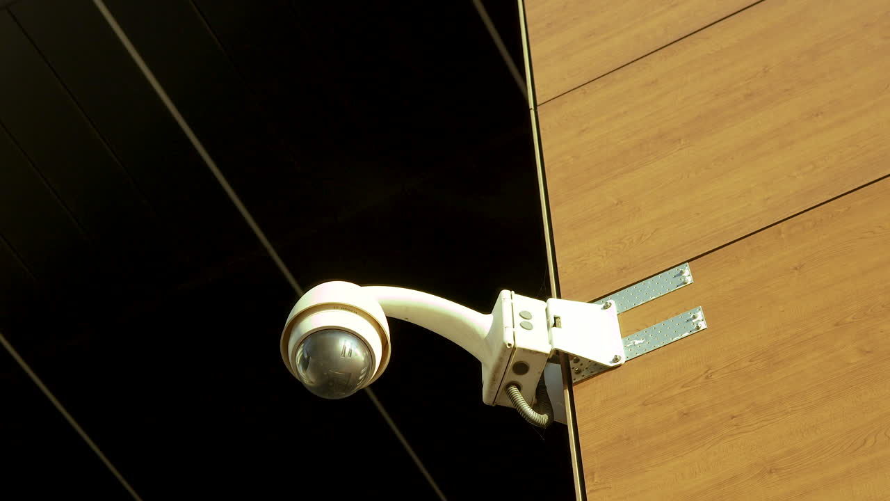 Telecamera di sorveglianza montata su un muro di un edificio - sicurezza urbana