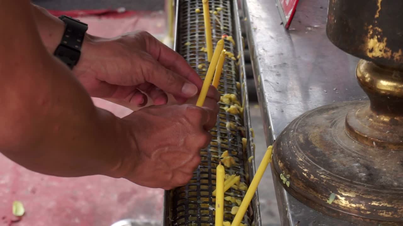 litting the incense in wat arun temple