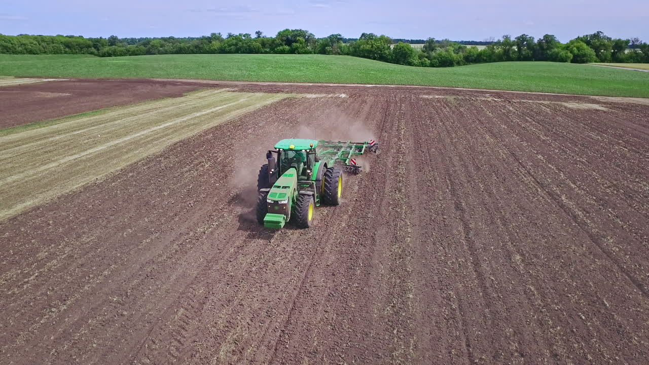 tractor agrícola con remolque para arar en el campo de cultivo.