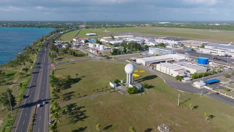 Tráfico-En-La-Carretera-Junto-Al-Aeropuerto-Internacional-De-Las-Américas,-República-Dominicana