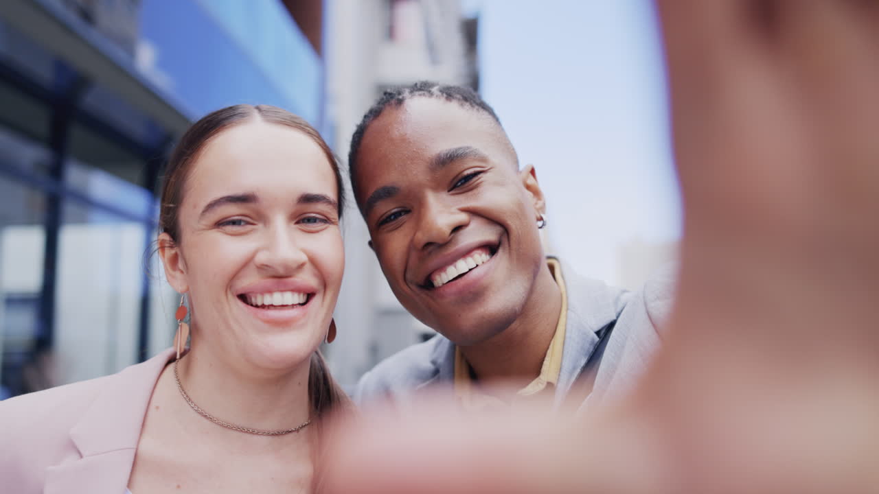 selfie, feliz y pareja en la ciudad