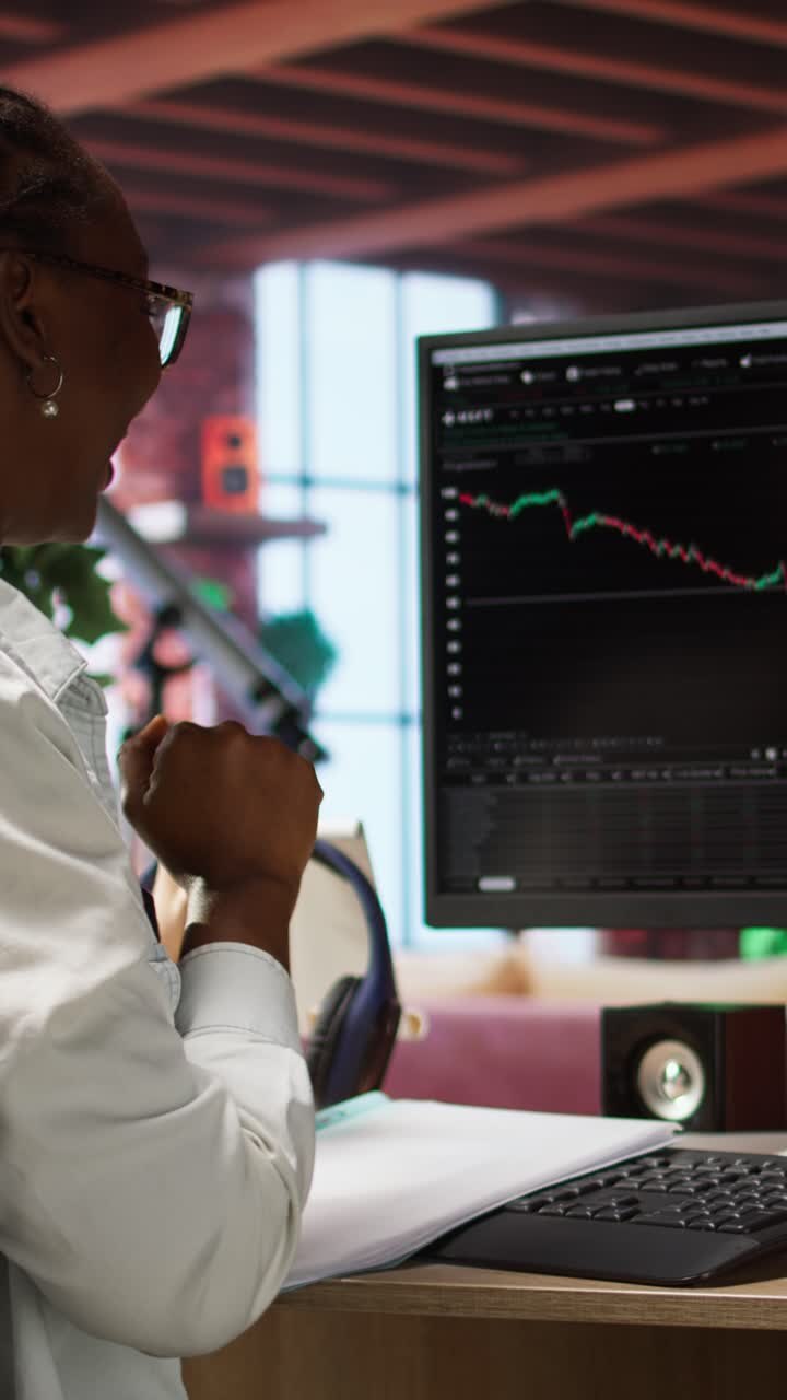 Video verticale: Investitore sorridente che ha successo con un investimento in criptovaluta