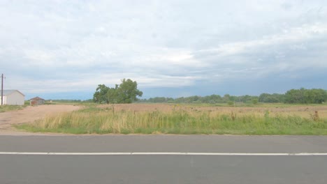 Un-Lado-De-La-Carretera-En-Coche-Por-Tierras-De-Cultivo-Americanas