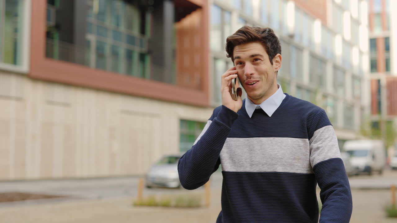 Man talking on the phone in the city