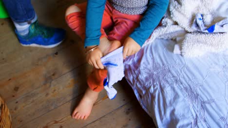 niño con calcetines en el dormitorio en casa 4k
