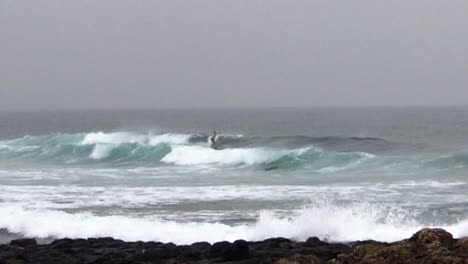 Surfen-An-Der-Nordküste-Fuerteventuras-Auf-Den-Kanarischen-Inseln