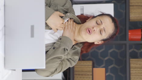 vídeo vertical de una mujer de negocios que sufre de asma experimenta dificultad para respirar.