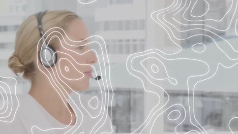 Topographie-Gegen-Eine-Kaukasische-Kundenbetreuerin,-Die-Im-Büro-über-Ein-Telefon-Headset-Spricht