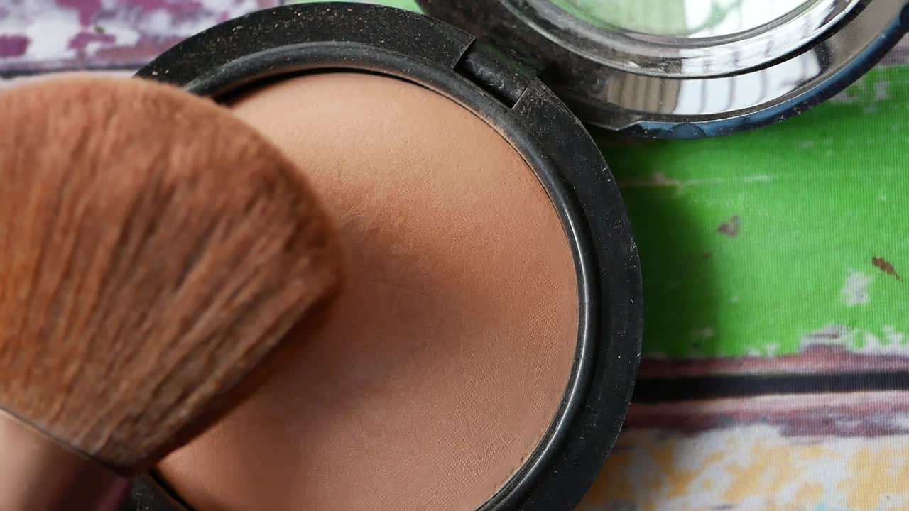 polvo compacto y pincel