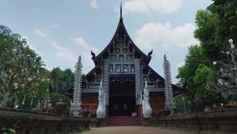 4K-Cinematic-landscape-scenic-religious-footage-of-the-Buddhist-temple-of-Wat-Lok-Moli-in-the-old-town-of-Chiang-Mai,-Northern-Thailand-on-a-sunny-day