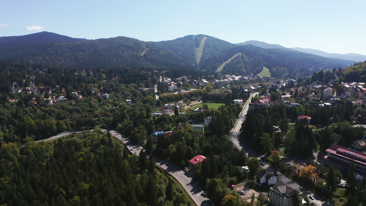 vista aérea del paisaje urbano rural de predeal y las hermosas montañas clabucet en rumania