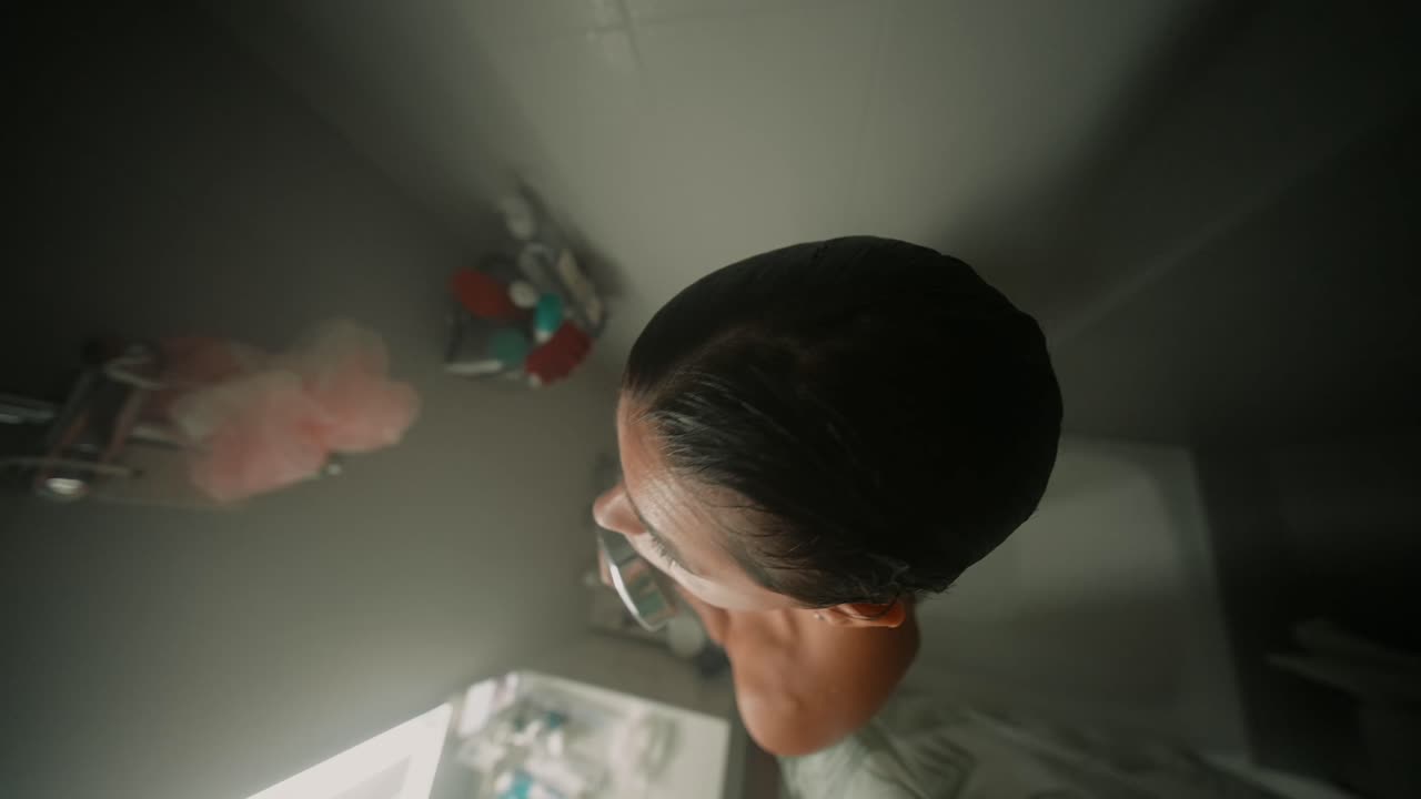 Donna che si lava i capelli sotto la doccia