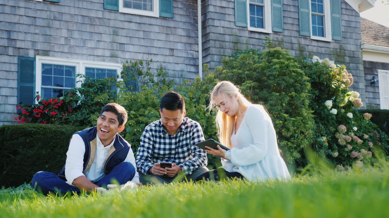 전화 개와 태블릿을 가진 친구