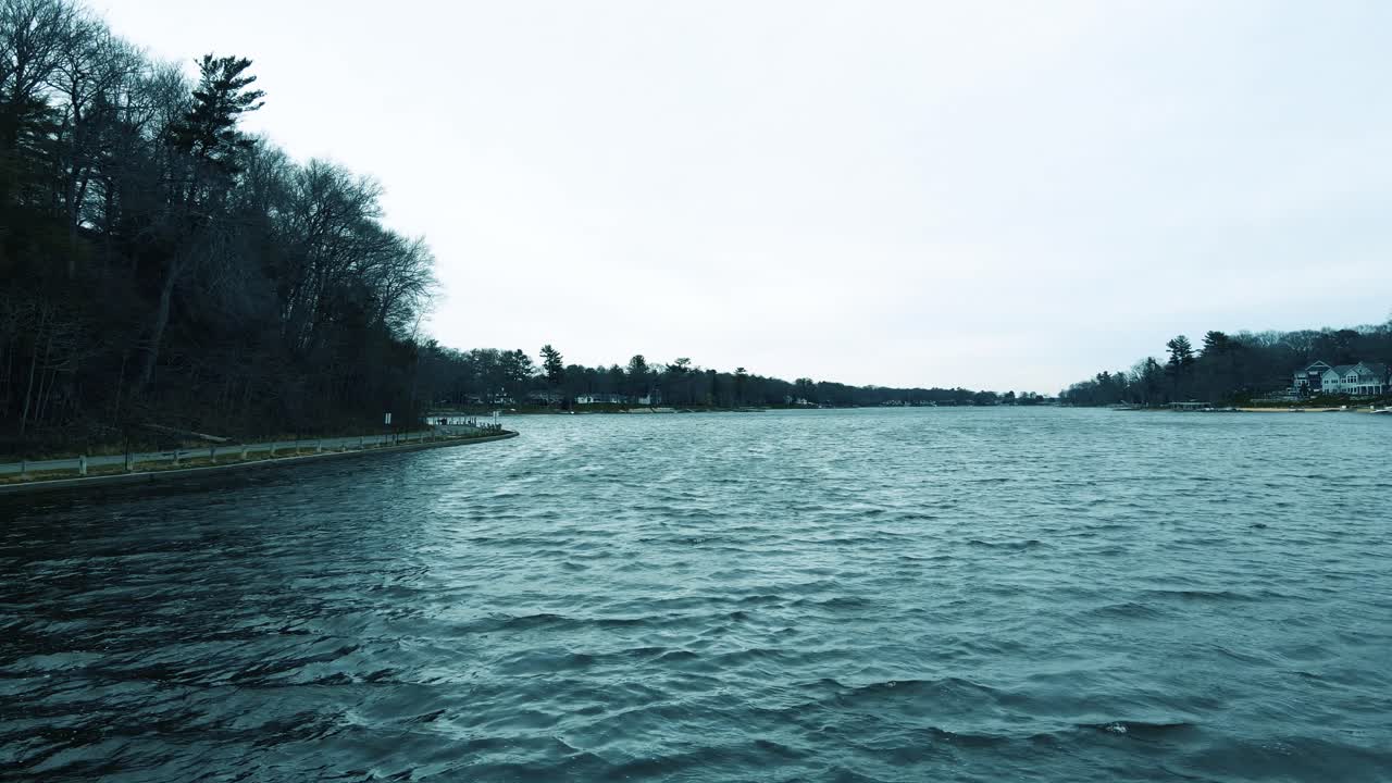 미주리 노턴 쇼어의 모나 호수에서 낮게 날기