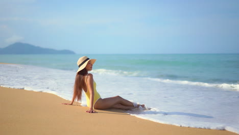 Schöne-Frau,-Die-Auf-Abgelegenem-Tropischem-Strand-Sitzt,-Paradiesische-Meerszene