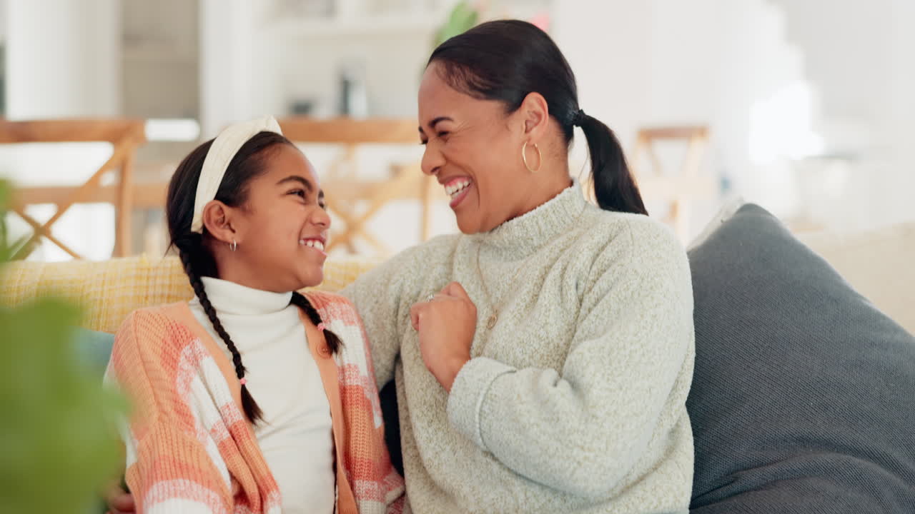 소파에 딸과 함께 휴식, 사랑과 어머니