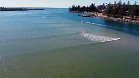 Toma-Aérea-De-Drones-Del-Paisaje-Del-Río-Hasting-Hermoso-Puerto-Macquarie-Sistema-De-Entrada-Ciudad-Principal-Olas-Barco-Embarcadero-Viajes-Turismo-Nsw-Australia-4k