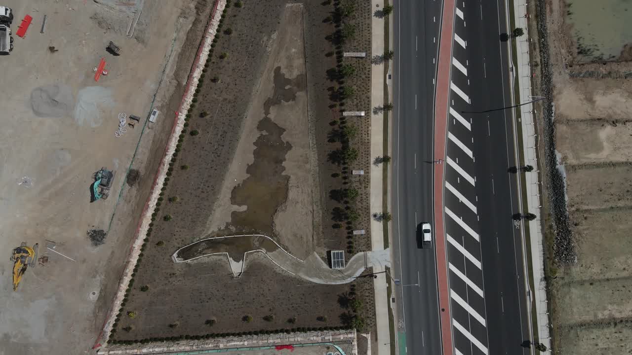 새로 건설된 주요 도로 옆에 있는 대규모 건설 현장의 공중 전망