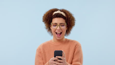 teléfono, texto y mujer feliz en el estudio leyendo wow