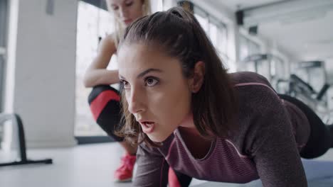 Mujer-Joven-Durante-Un-Duro-Entrenamiento-En-El-Gimnasio.