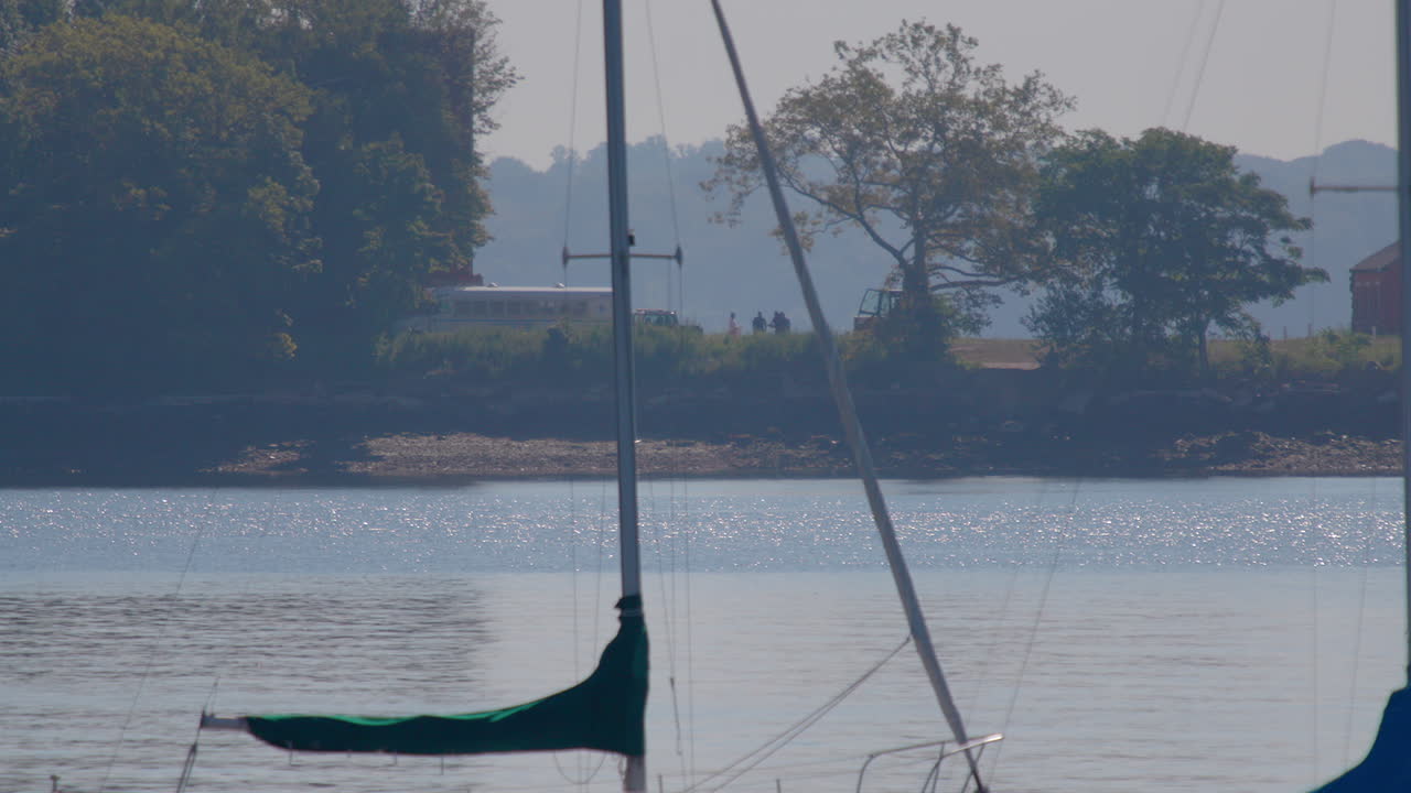 낮에는 굴삭기로 하트 섬에서 무덤을 파고 있다