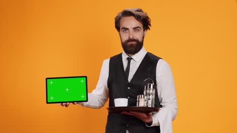 el mayordomo presenta una pantalla verde en la tableta