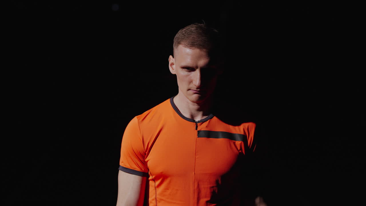 hombre con ropa deportiva naranja