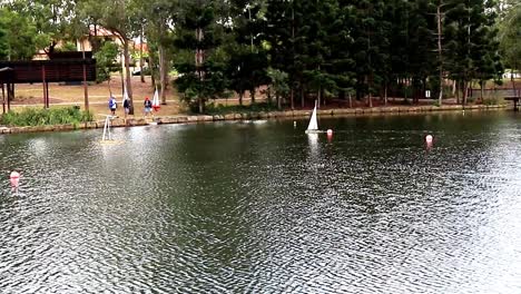 velero de control remoto en un hermoso lago