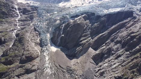 Acercamiento-Aéreo-A-Un-Glaciar-En-Los-Alpes-Suizos-En-Verano