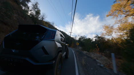 vista de drones fpv seguir recogida negra conduciendo rápido en la carretera