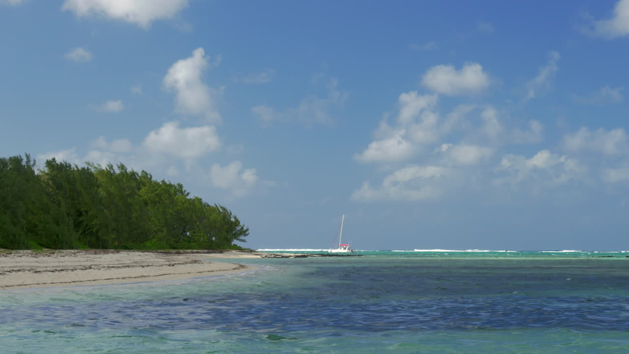 스트랜드와 인도양의 그림 같은 풍경과 세일링 요트 모리셔스 섬