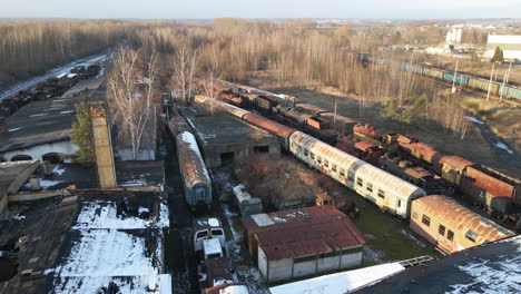 Vista-Aérea-De-Drones-Del-Antiguo-Y-Abandonado-Depósito-De-Locomotoras