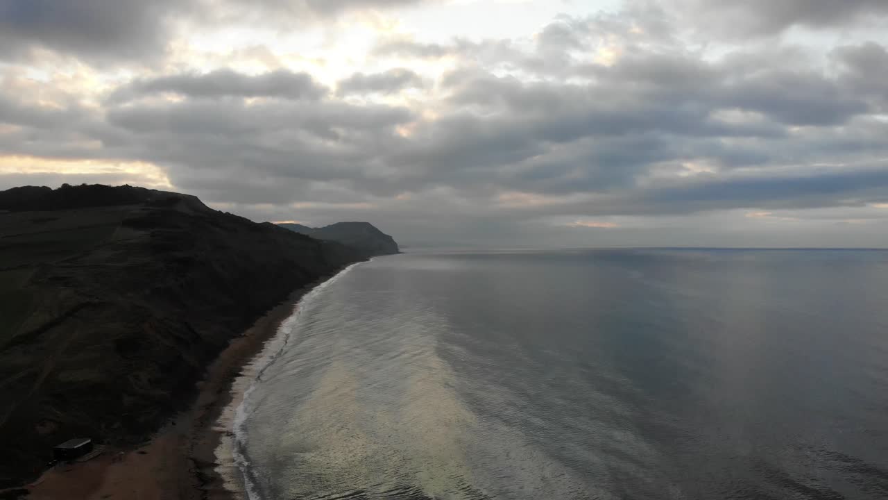 vista aérea de los acantilados a lo largo de la playa de charmouth con nubes matutinas