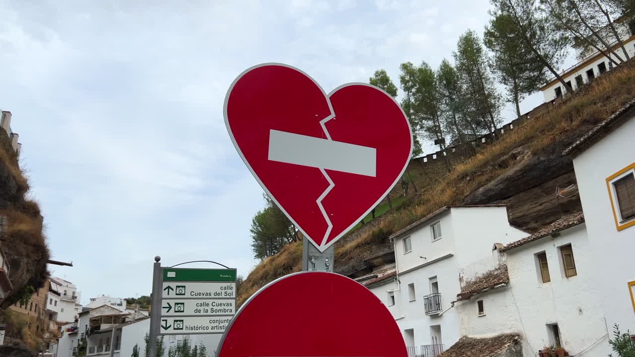 signo de calle de corazón roto, signo de tráfico en forma de corazón sin violencia machista instalado en una campaña de concienciación contra la violencia doméstica en españa, proteger a las mujeres, tiro de 4k