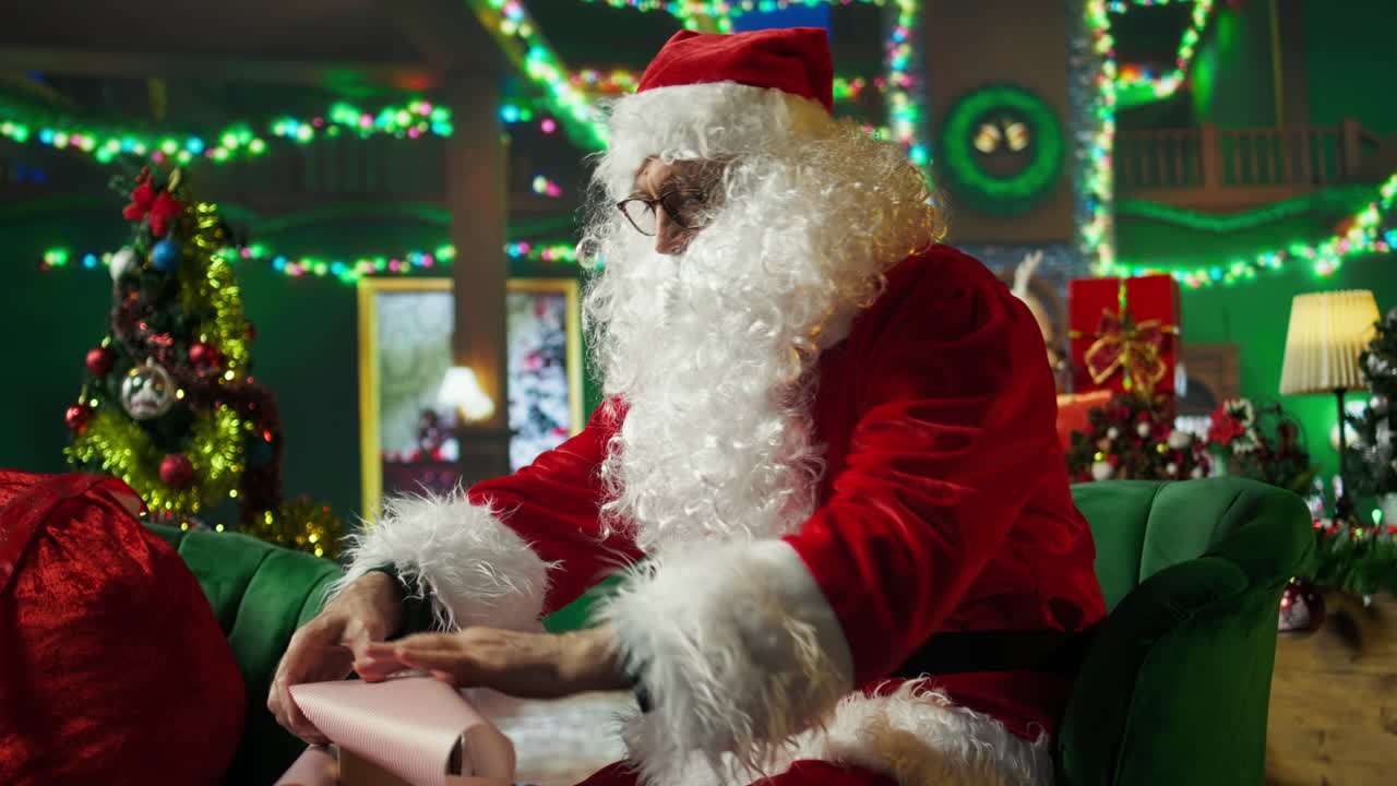 산타클로스가 크리스마스 선물을 포장하고 있다